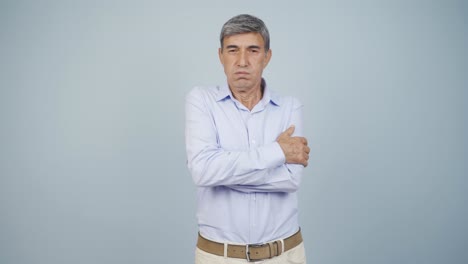 un anciano frío y tembloroso.