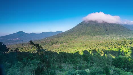 un lapso de tiempo de nubes y niebla pastando en las montañas del bosque cafetalero los naranjos en el salvador