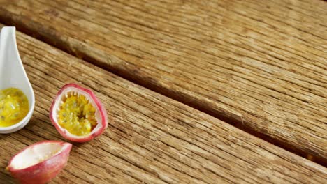 fruta de la pasión y cuchara con pulpa de fruta de la pasión en una mesa de madera 4k 4k