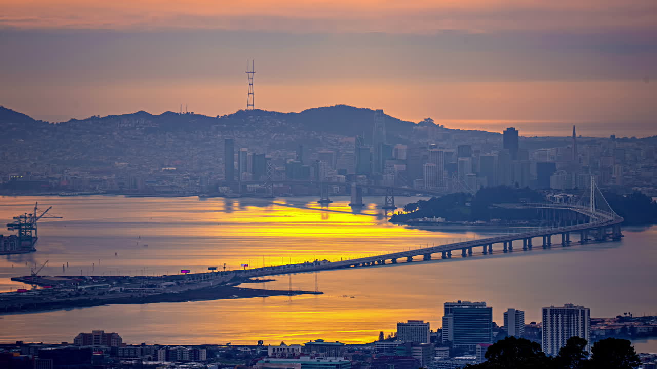 샌프란시스코와 오클랜드 베이 브릿지 위의 해가 뜨는 모습, 그리즐리 피크에서 볼 수 있습니다.