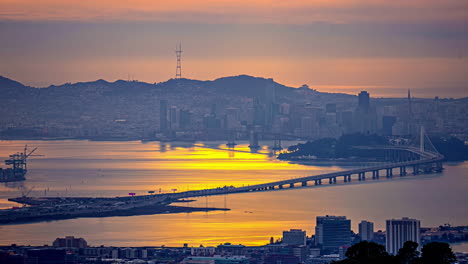 le lever du soleil sur san francisco et le pont de la baie d'oakland, vue depuis le sommet de grizzly