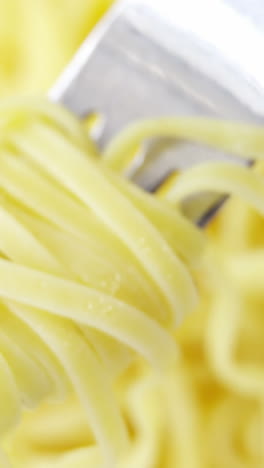 primer plano de la pasta cocida en el tenedor