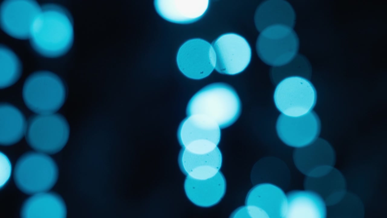 Bokeh julelys flimrer i mørket