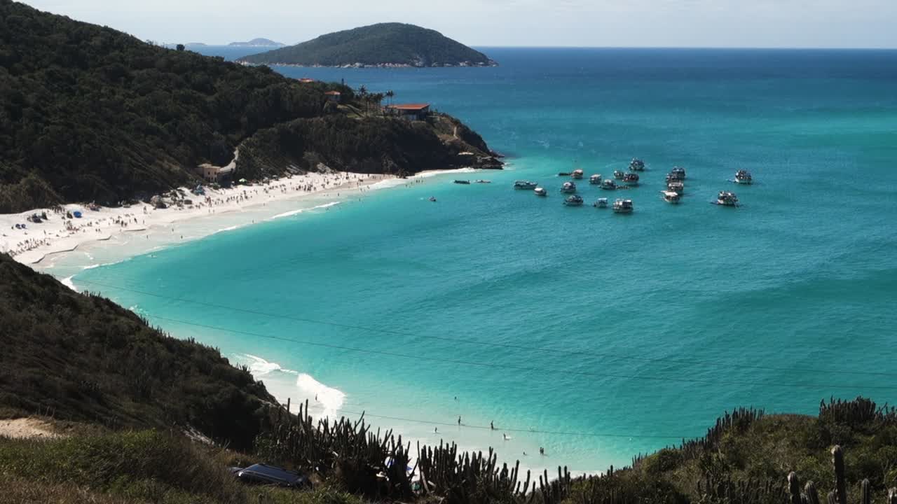 브라질에서 인기 있는 여름 관광지인 아라이알 도 카보(arraial do cabo)에 있는 아탈라이아(atalaia) 해변의 공중 파노라마
