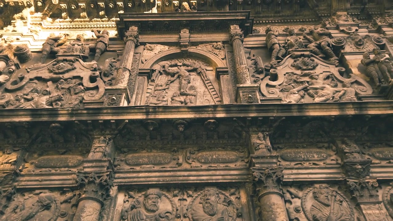 Cappella Boim. La Cappella Boim è un monumento di architettura religiosa cattolica in Piazza della Cattedrale, Leopoli, Ucraina. Fu costruita dal 1609 al 1615 e fa parte del centro storico di Leopoli, un sito Patrimonio dell'Umanità UNESCO. Uno dei migliori monumenti del tardo Rinascimento