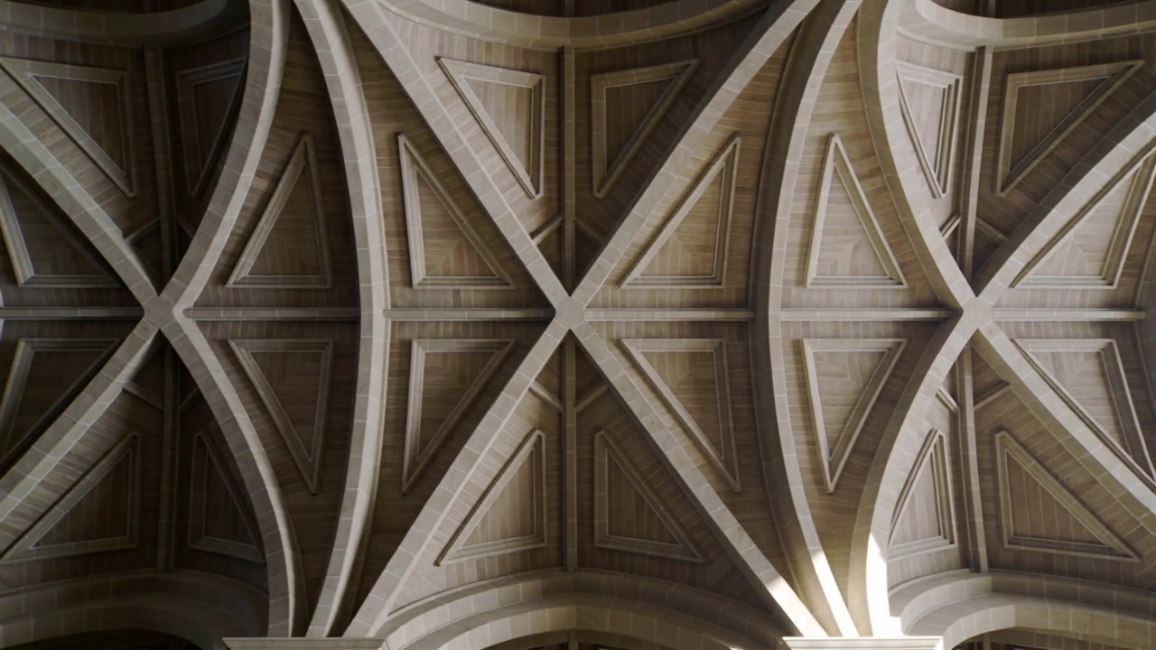 Panoramica della telecamera su un soffitto a volta in pietra di una basilica mentre appare la luce, documentando le nervature