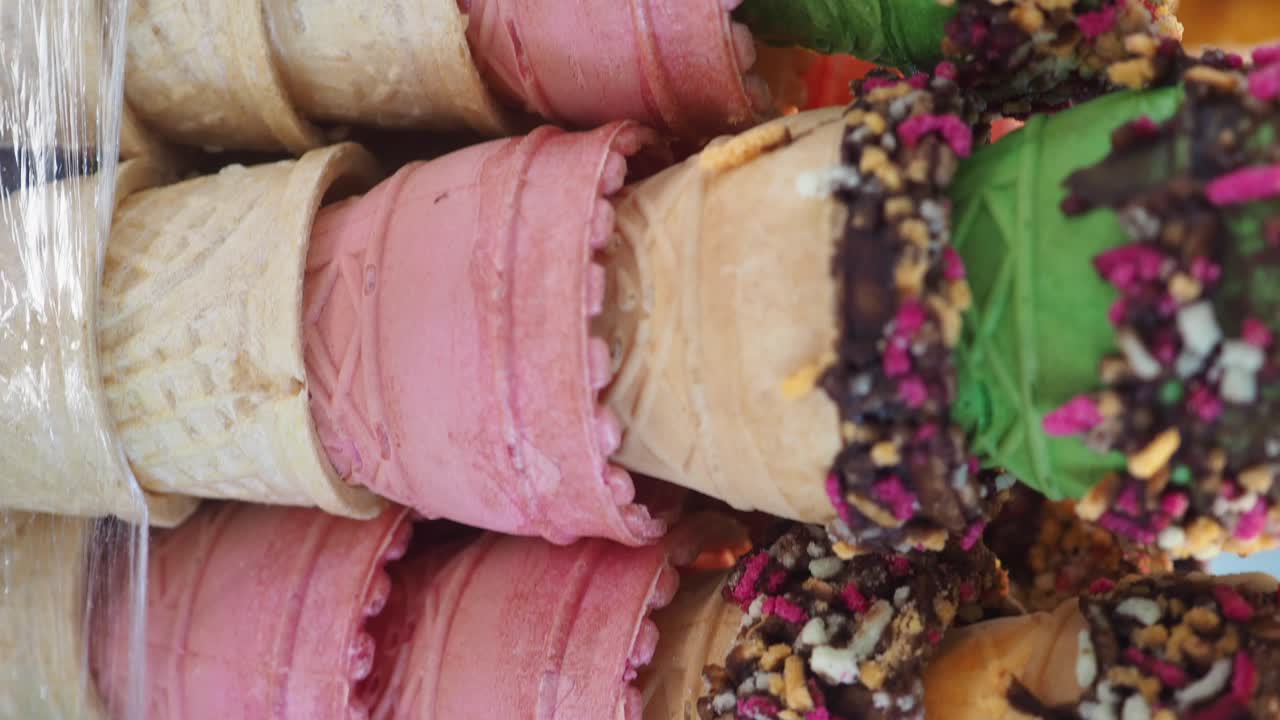 Un primo piano di coni di gelato colorati
