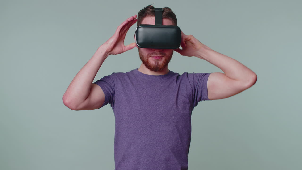 hombre usando realidad virtual tecnología futurista auriculares vr casco para jugar simulación de videojuego 3d