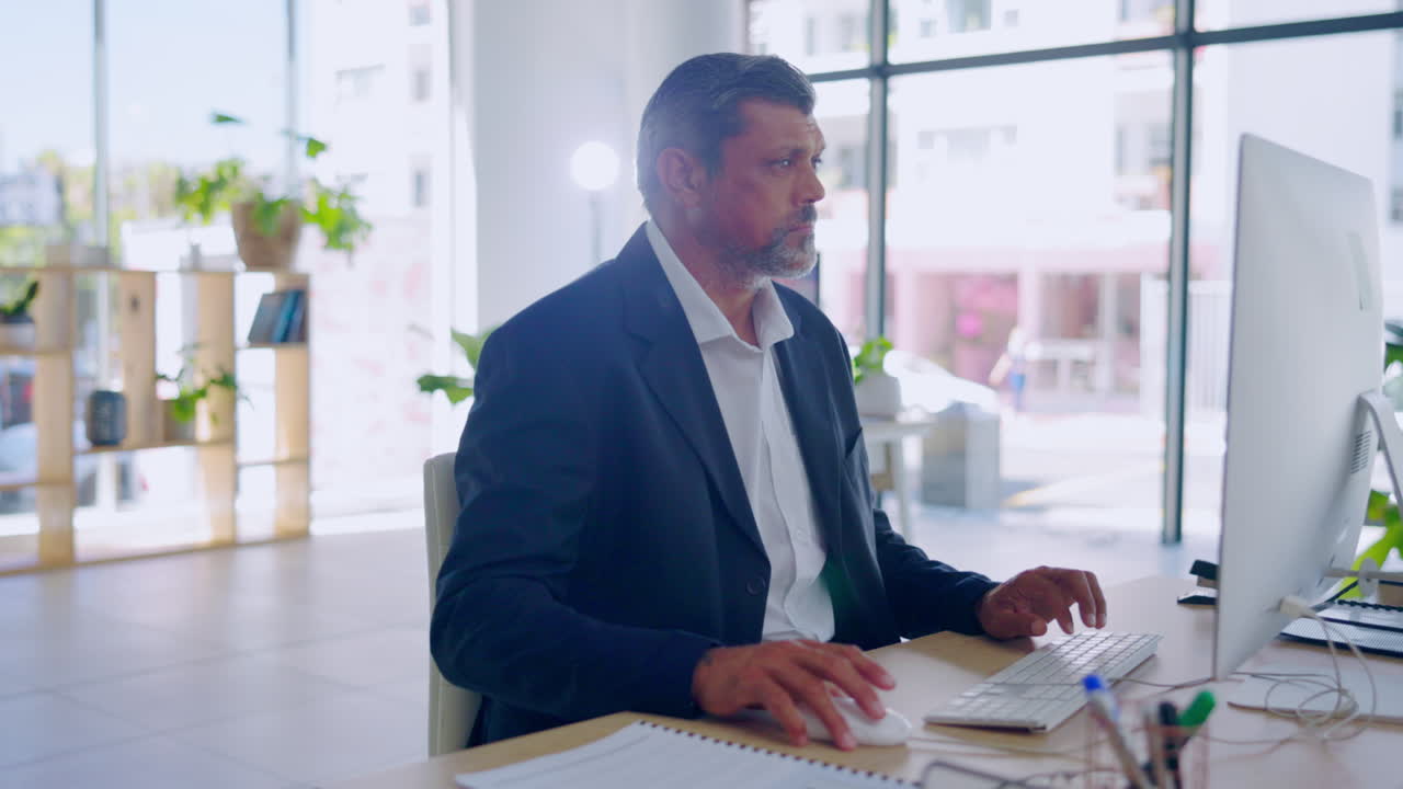 pensare, computer e vecchio in ufficio digitare