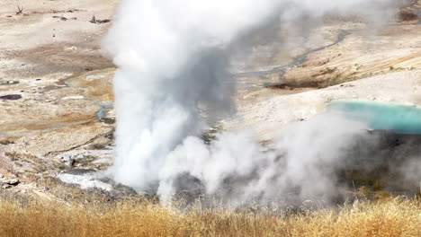 norris geyser cuenca de barco de vapor oeste parque nacional de yellowstone idaho wyoming tornado niebla vapor área volcánica activa durante el día hermoso sol finales de otoño pan seguir lentamente cinematográfico