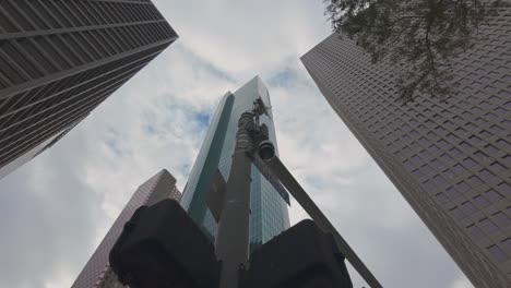 Mirando-Hacia-Los-Rascacielos-En-El-Centro-De-Houston-En-Un-Día-Nublado