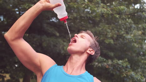 Gutaussehender-Sportler-Trinkt-Wasser-Aus-Der-Flasche