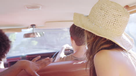 grupo de amigos relajándose en el coche durante un viaje por carretera