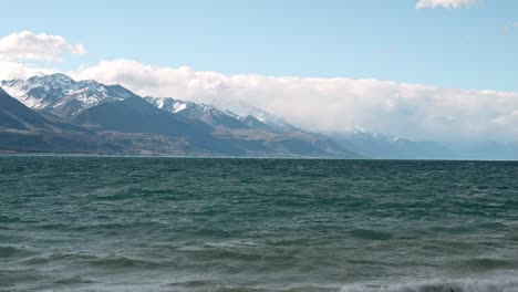 波浪在风<unk>的日子里滚在普卡基湖的岸上