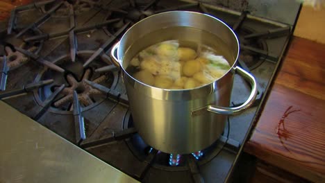 cocinar papas en la cocina