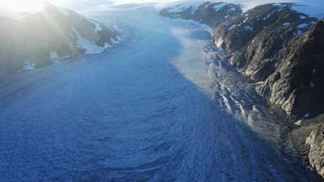 Vista-Aérea-Del-Hermoso-Glaciar-Tunbergdalsbreen-En-El-Parque-Nacional-Jostedalsbreen