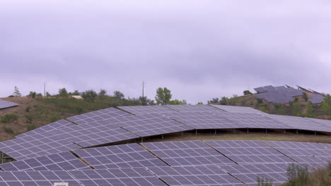 Primer-Plano-De-Un-Campo-Con-Paneles-Solares-Que-Cubren-Toda-Una-Colina