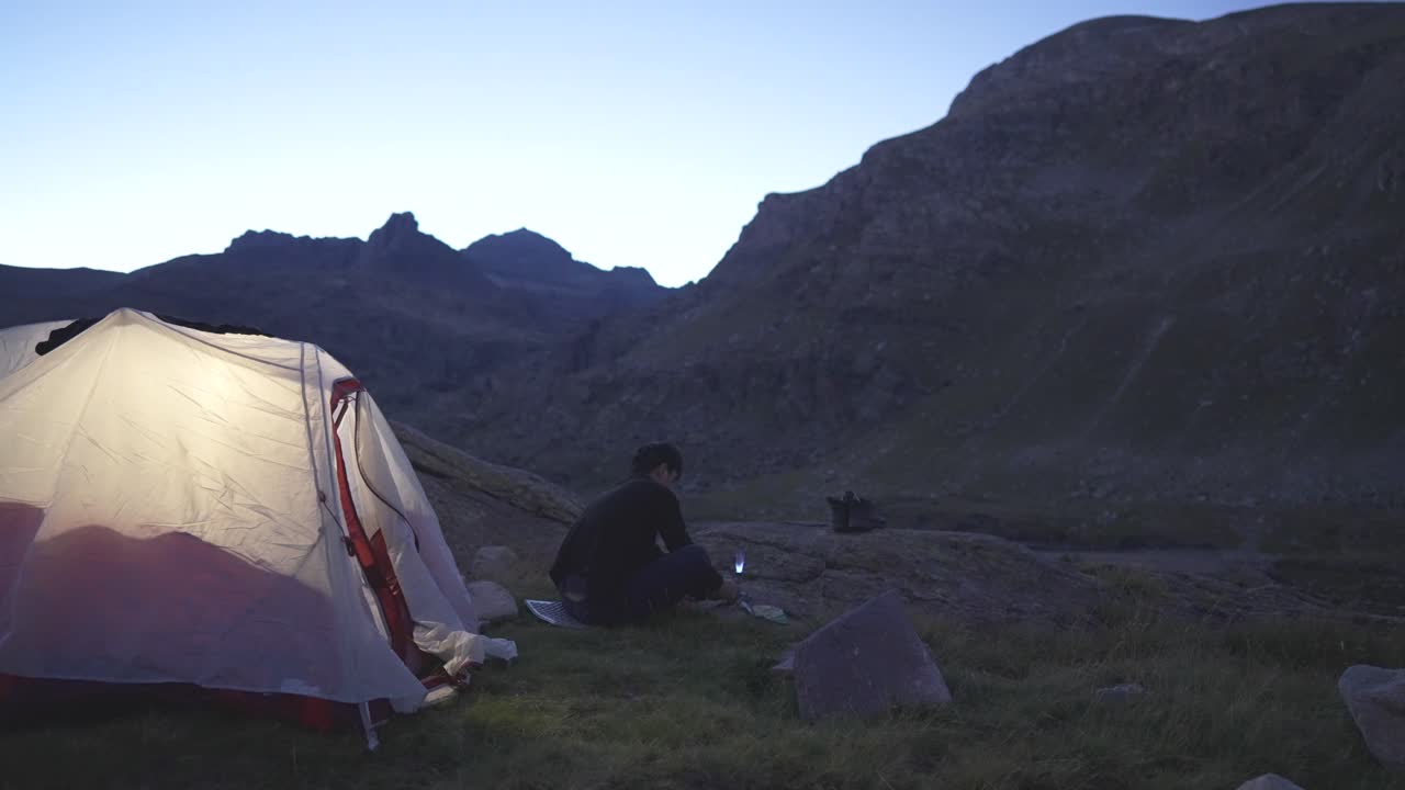 un hombre caminando solo en las montañas