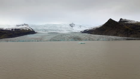 Antena:-Volando-Hacia-El-Glaciar-Fjallsarlon-En-El-Sur-De-Islandia-Durante-Un-Día-Nublado