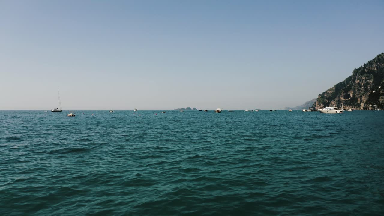 이탈리아 포지타노의 해변에서 이륙하고 바다로 나가는 드론 촬영