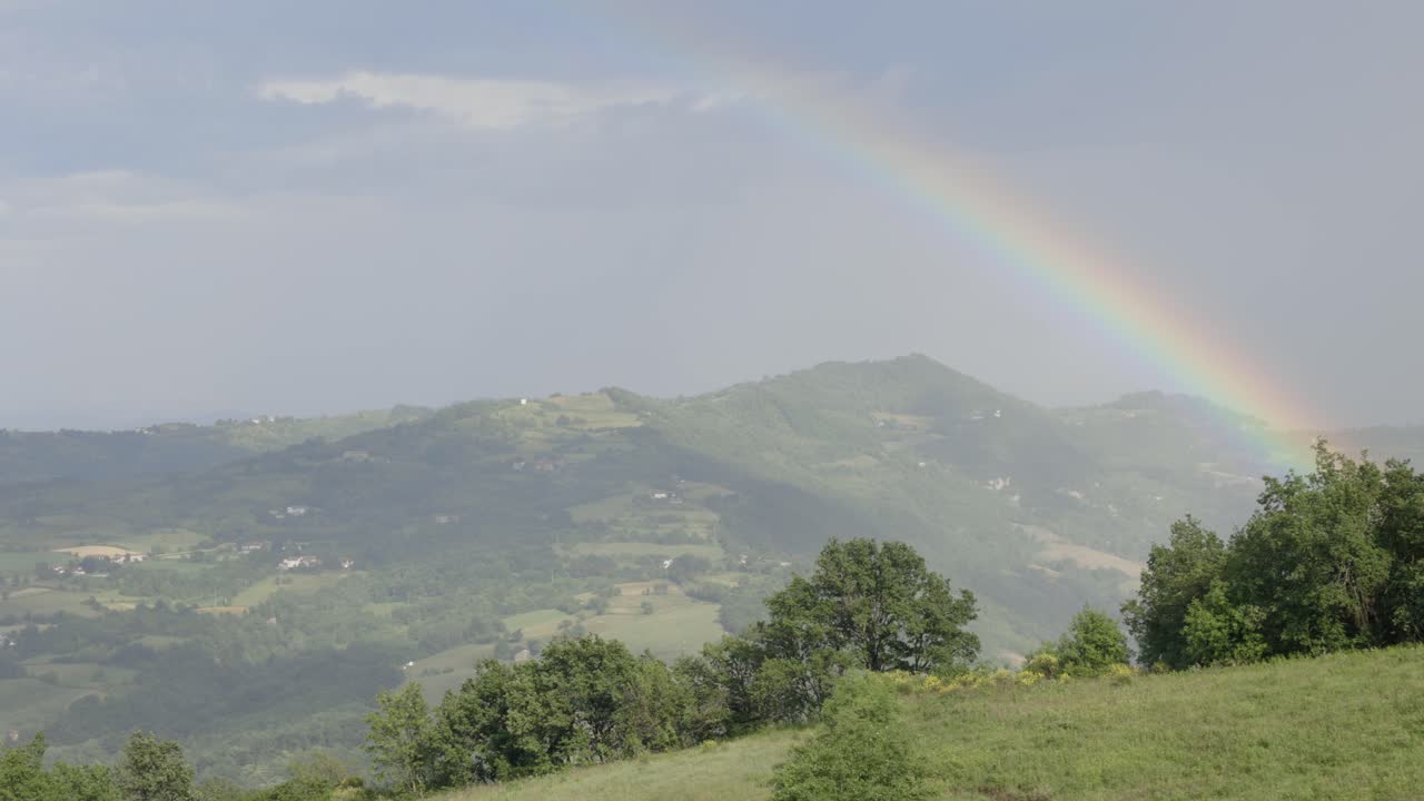vista del arco iris en las montañas naturaleza, italia
