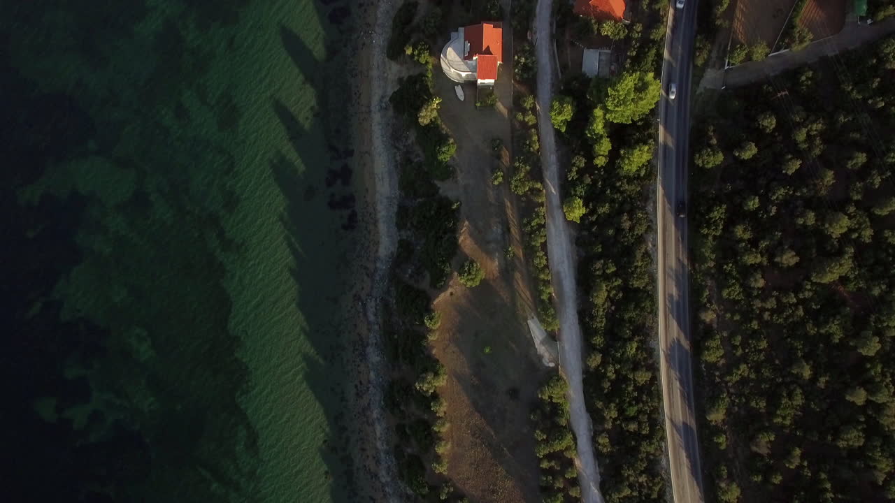 그리스 마을로 가는 도로와 함께 바다 연안