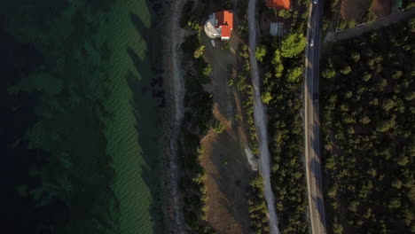 costa del mar con la carretera que conduce a la ciudad de grecia