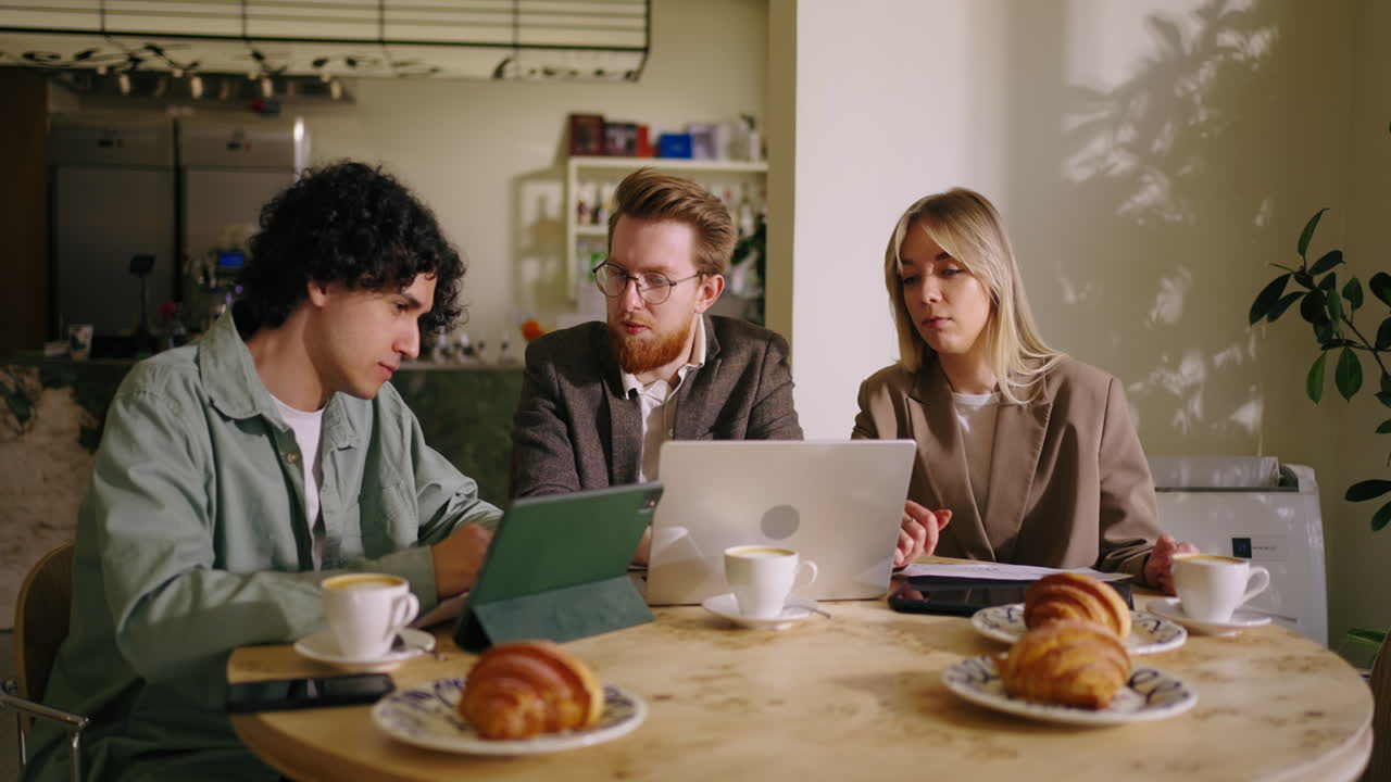 커피에서 비즈니스 회의