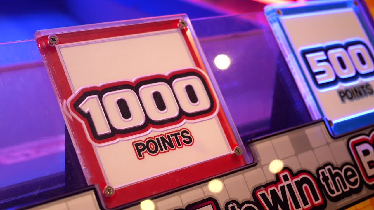 primer plano de un marcador de juego de arcade que muestra 1000 puntos