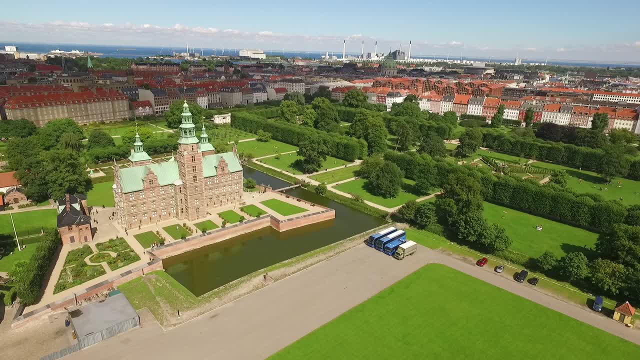 una vista aérea muestra el castillo de rosenborg en copenhague, dinamarca