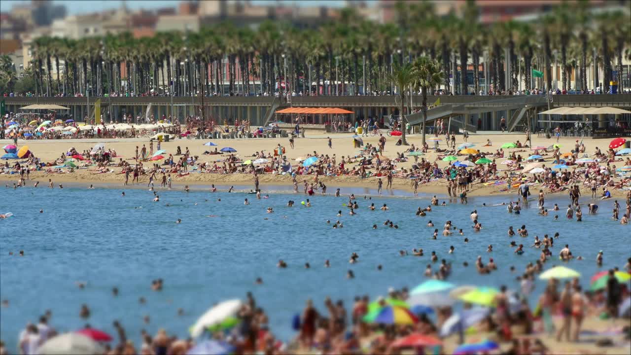 playas de la ciudad de barcelona. lapso de tiempo. efecto de desplazamiento de inclinación.4k.