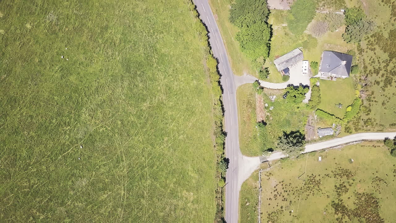 vista aérea de la tierra agrícola en devon, inglaterra