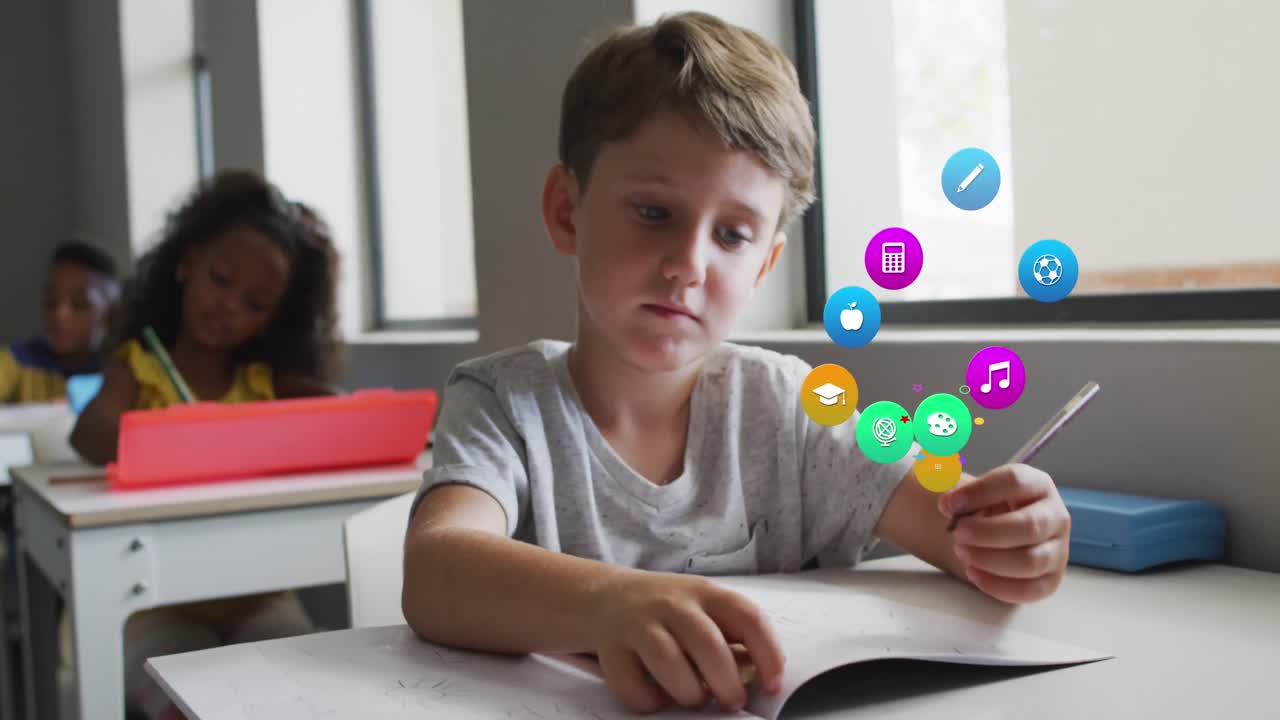 animación de iconos escolares sobre escolar caucásico trabajando en el escritorio en clase