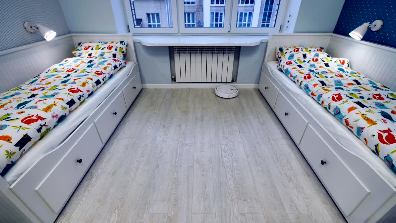 로 진공청소기는 침실 벽과 가구를 따라 움직입니다.