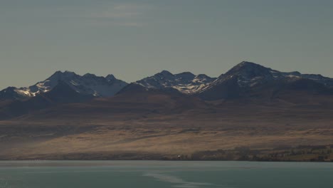 Paisaje-De-La-Temporada-De-Otoño-De-Nueva-Zelanda-Con-Montañas-Durante-La-Puesta-De-Sol-En-Mt