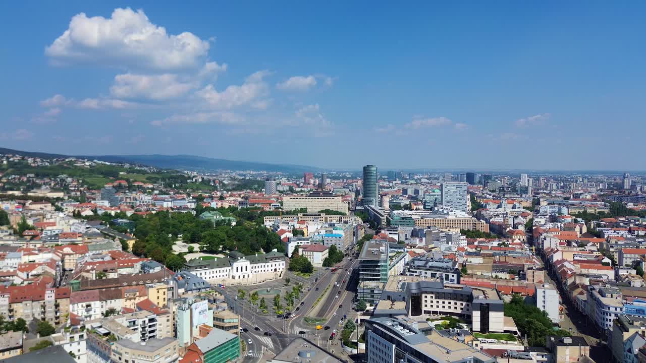 낮에는 브라티슬라바 성과 구시가지의 공중 전망, 드론 공중 전망 4k 여름 동안 슬로바키아 유럽 수도의 촬영, 랜드마크의 놀라운 전망
