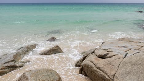 Una-Vista-Del-Hermoso-Mar-Azul-Transparente-Con-Rocas