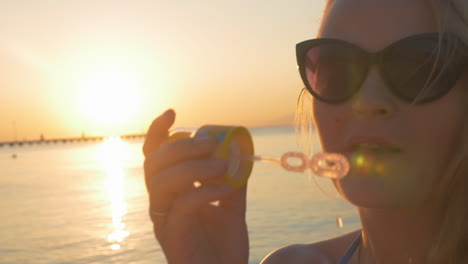 Frau-Bläst-Seifenblasen-Bei-Sonnenuntergang