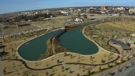 Entdecken-Sie-Die-Landschaftliche-Schönheit-Des-Scissor-Tail-Parks-In-Oklahoma-City,-Wo-Stadtlandschaften-Mit-Grünflächen-Harmonieren