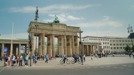 Camino-Por-La-Puerta-De-Brandenburgo-Berlín