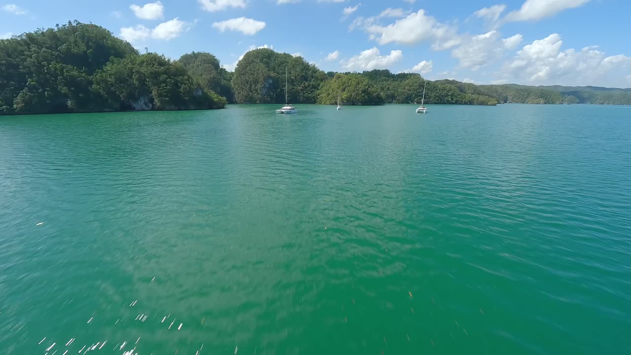 drone volando sobre aguas turquesas del parque nacional los haitises, república dominicana