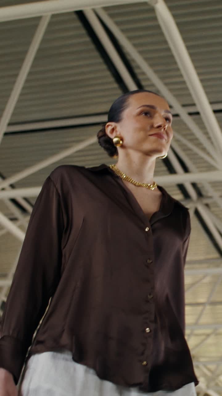 Donna che attraversa il terminal dell'aeroporto