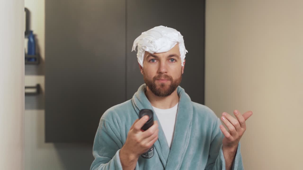 un hombre calvo adulto pone su cabello de espuma imaginario con laca para el cabello