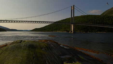 Paisaje-Costero-Noruego-Del-Fiordo-Con-Puente-Colgante-Durante-La-Puesta-De-Sol