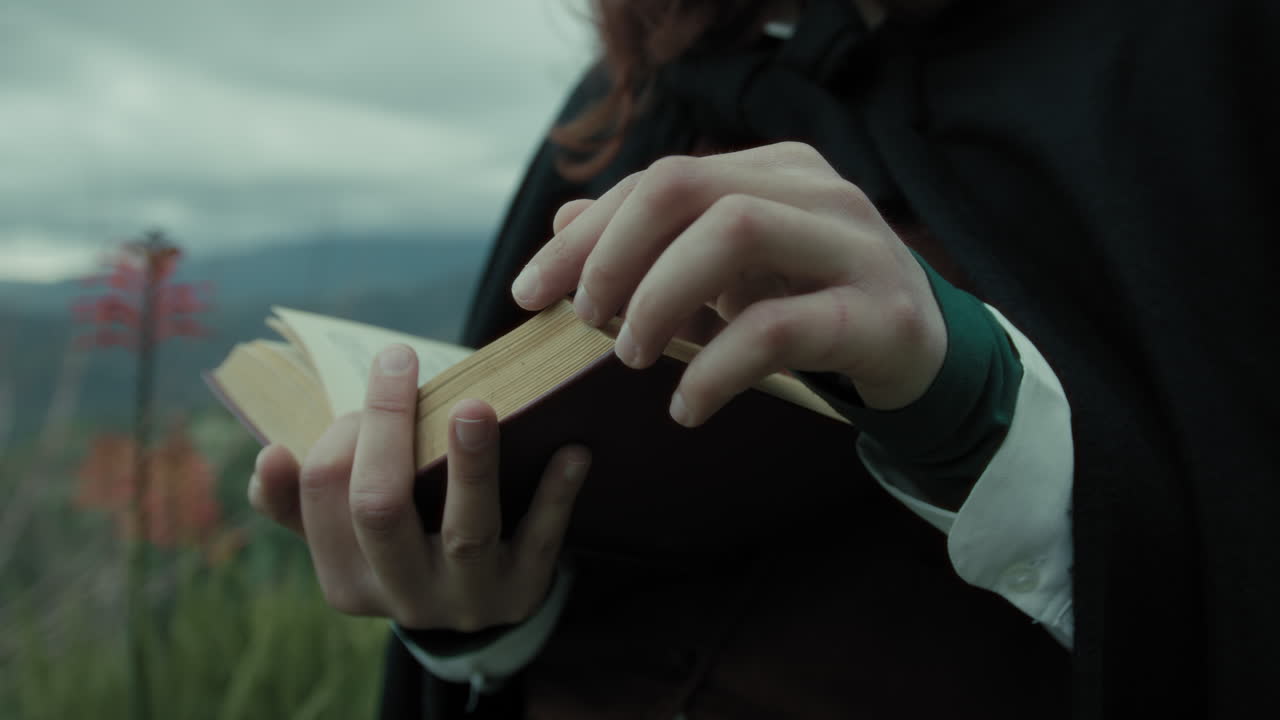 las manos de la mujer leen el libro sagrado de la biblia religiosa en la naturaleza en las montañas