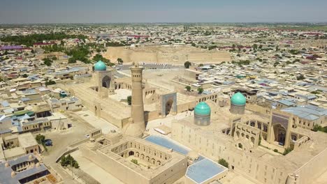 Drone-shot-one-of-the-largest-congregational-mosque-in-Central-Asia,-Poi-Kalyan-Mosque-in-Bukhara,-Uzbekistan