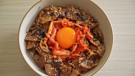 김치와 한국식 절인 계란을 곁들인 돼지고기 불고기 덮밥 - 한국 음식 스타일