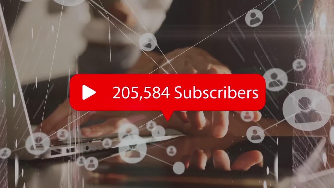 노트북을 사용하는 여성에 대한 연결 네트워크의 애니메이션