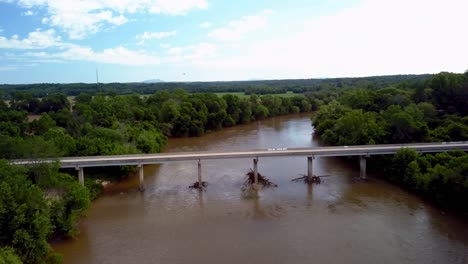 Río-Yadkin-Aéreo-Con-Puente-De-Carretera-De-Poca-Profundidad-En-Segundo-Plano