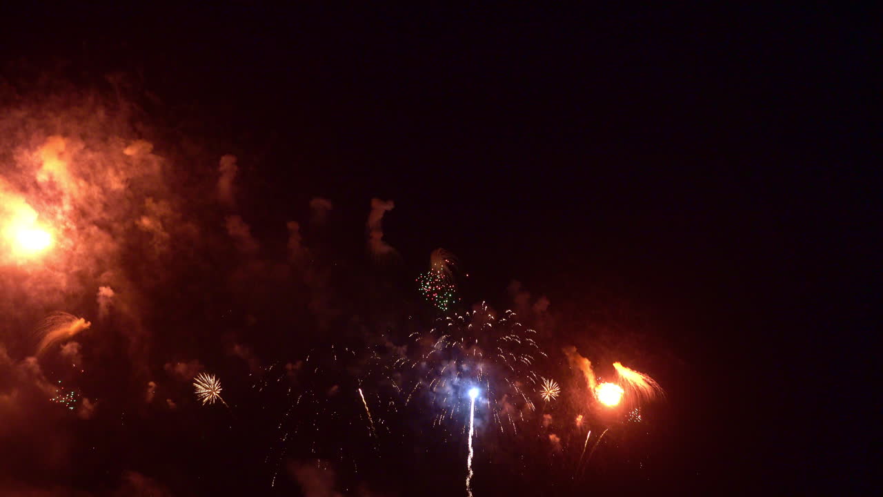hermosos fuegos artificiales coloridos abstractos explotan en el cielo por la noche un símbolo de celebración en el aniversario de año nuevo para el fondo